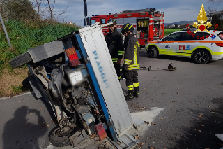 Monsano - Motocarro si ribalta, conducente trasportato in ospedale